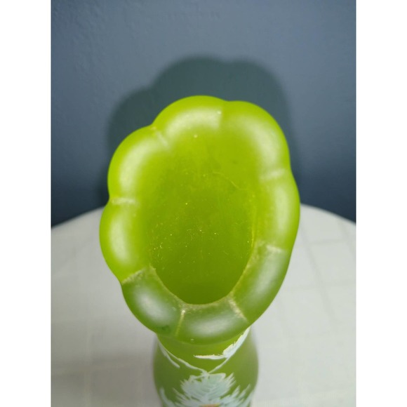 Frosted avocado green westmoreland glass bud vase with daisies and white flowers - Picture 4 of 7